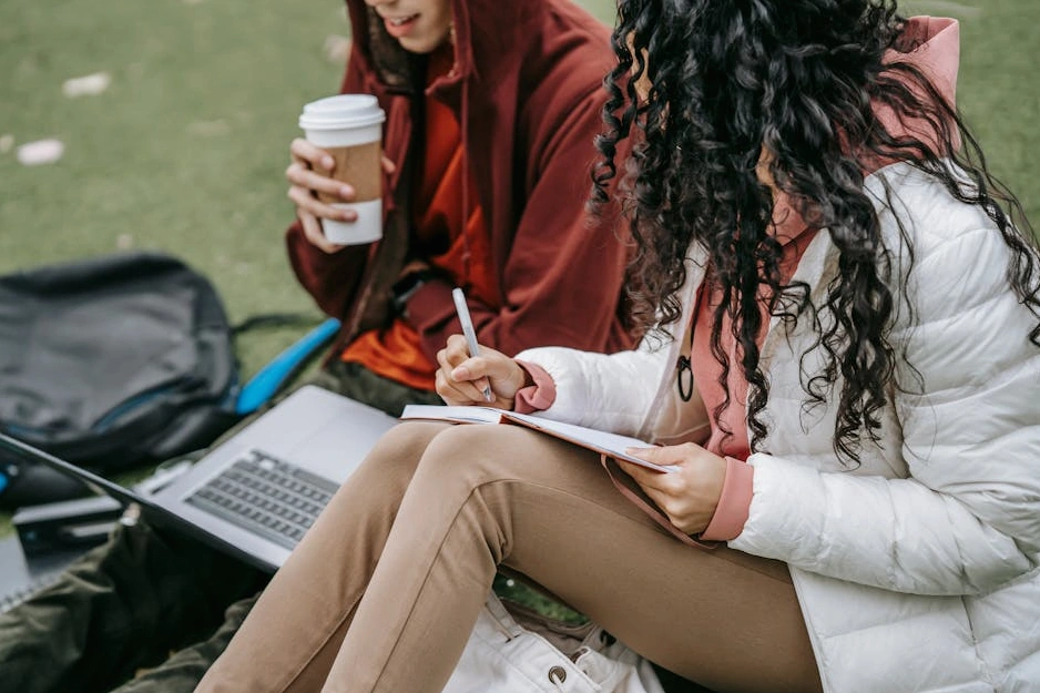 Eine entspannte Person, die mit einem Tablet auf dem Sofa sitzt und online lernt.